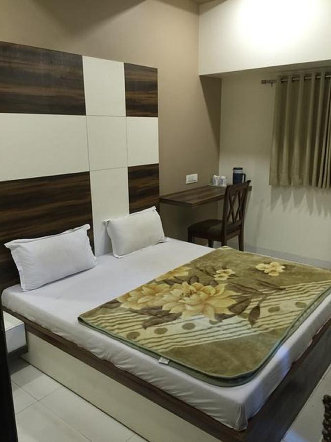 Hotel Crystal Vadodara Exterior foto